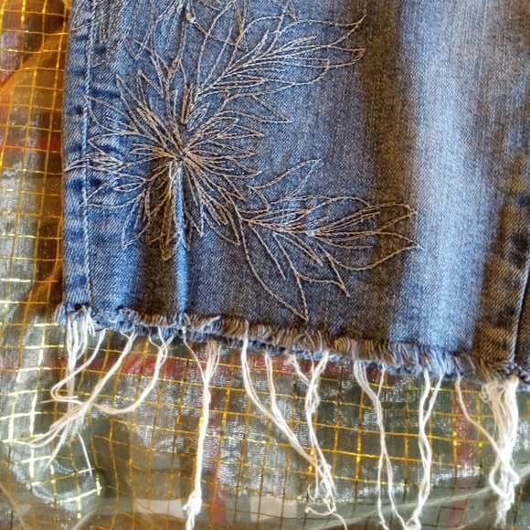 Lucky Brand Cropped Jeans - Picture 11 of 15